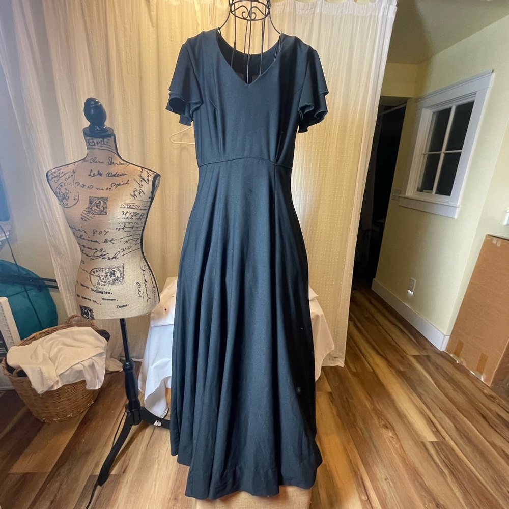 Chic Black Maxi Dress with Flutter Sleeves M